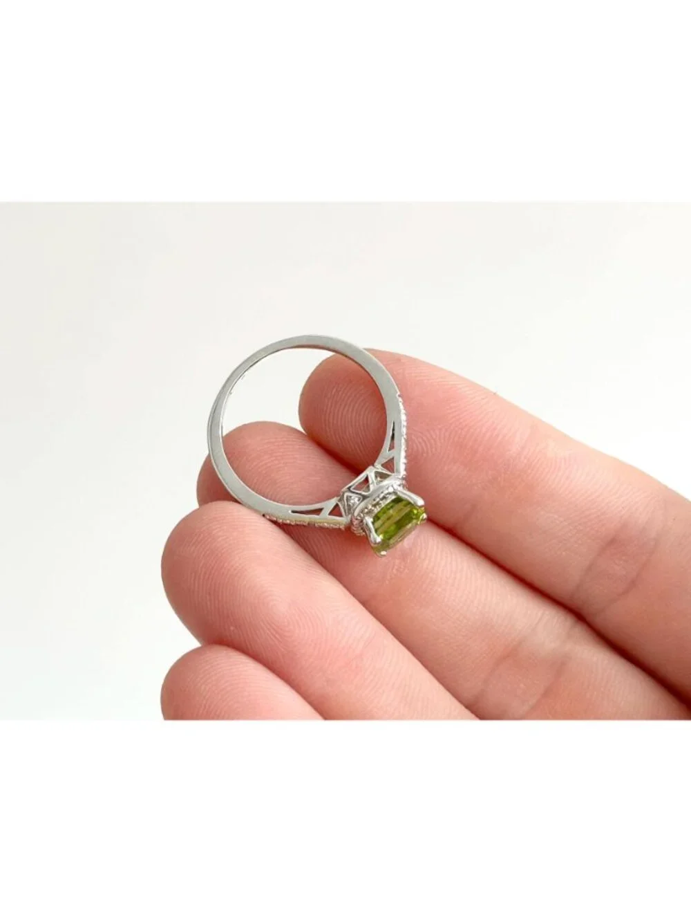 Peridot Cushion Cut Gemstone CZ Lined Sterling Silver 925 Vintage Ring - sz 7.75